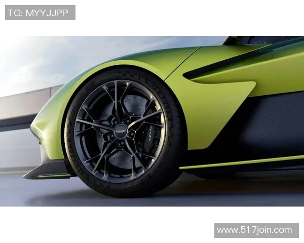 阿斯顿马丁与足球的完美结合:跨界合作引领豪车与体育新风潮 阿斯顿马丁与足球的完美结合:跨界合作引领豪车与体育新风潮